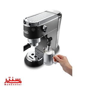 با توجه به تصویر، این عکس مربوط به یک دستگاه اسپرسو ساز دلونگی مدل Dedica است که در حال تهیه کف شیر برای کاپوچینو است